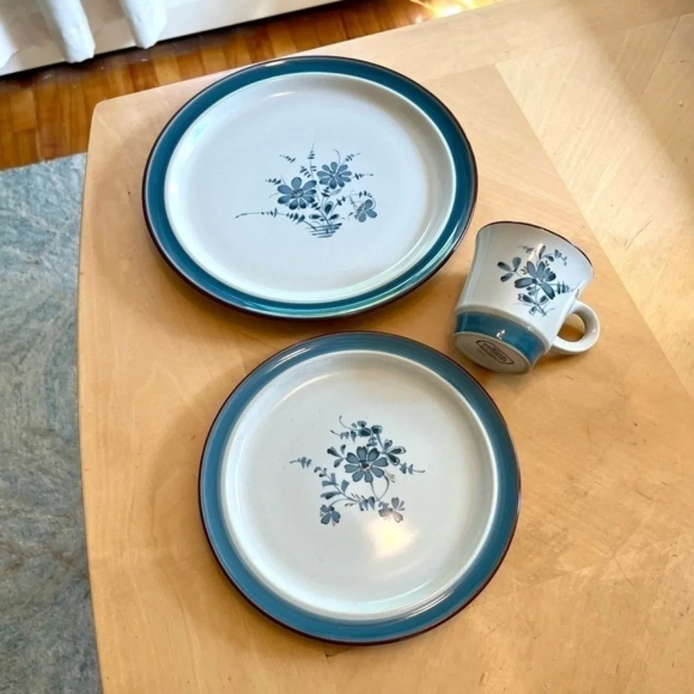 Noritake Pleasure Stoneware Tea Cups and Saucers Set of 4 Like New